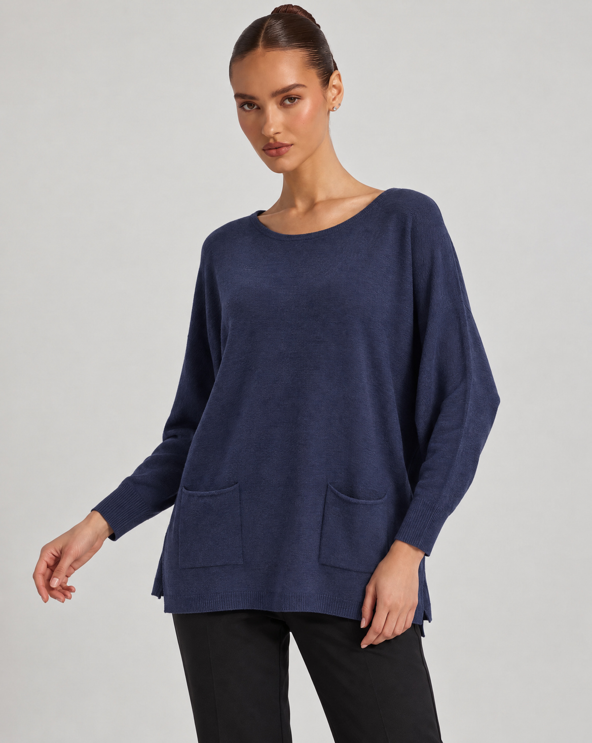 Maglia donna ampia con tasche blu indossata da Polly 6, vista a tre quarti