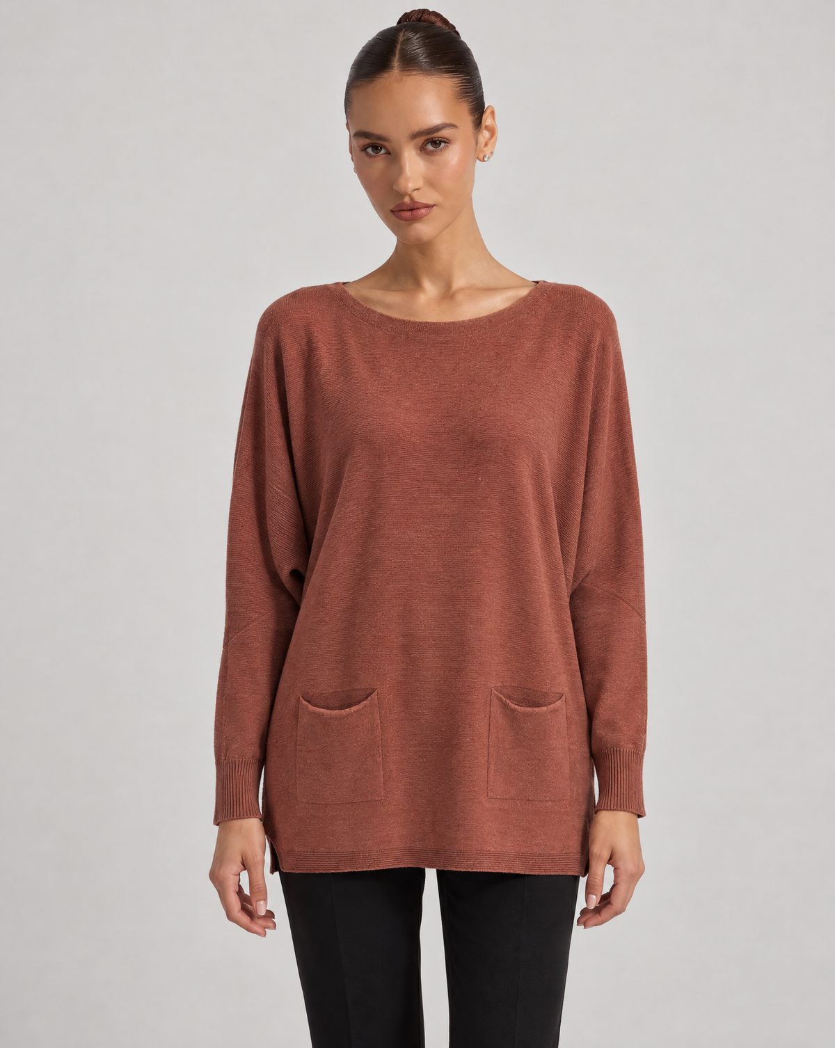 Maglia donna ampia con tasche coccio indossata da Polly 6, vista frontale