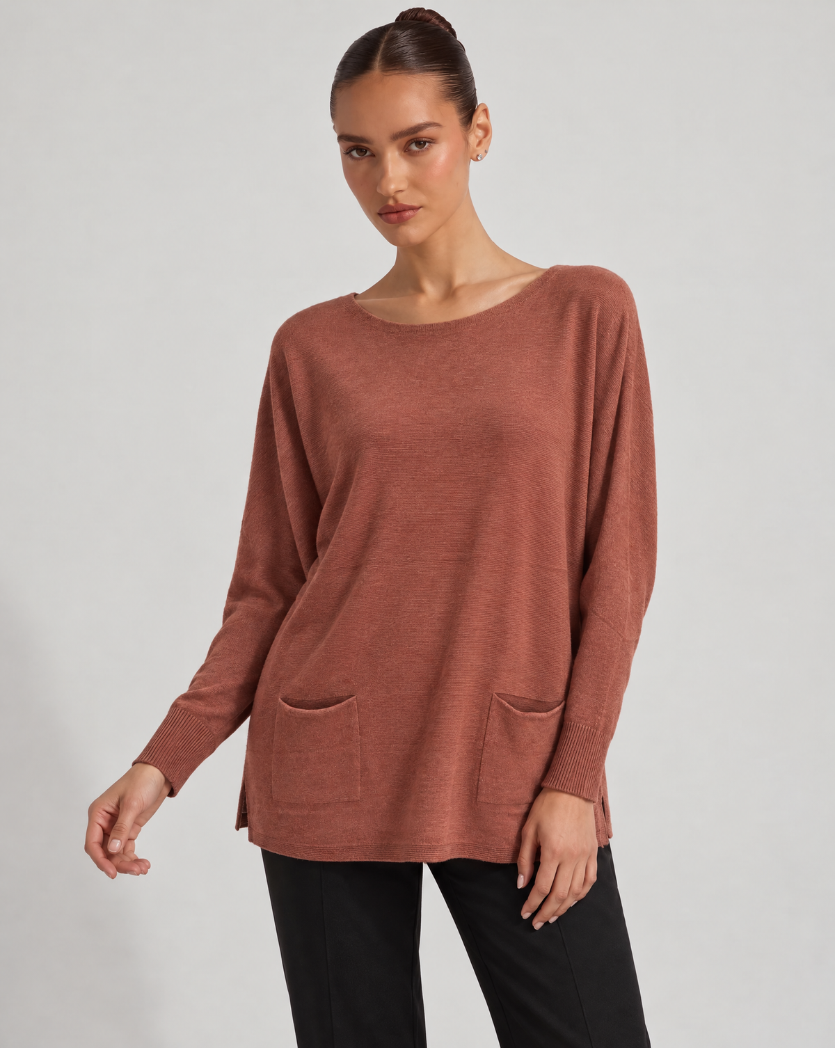 Maglia donna ampia con tasche coccio indossata da Polly 6, vista a tre quarti