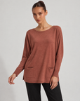 Maglia donna ampia con tasche coccio indossata da Polly 6, vista a tre quarti