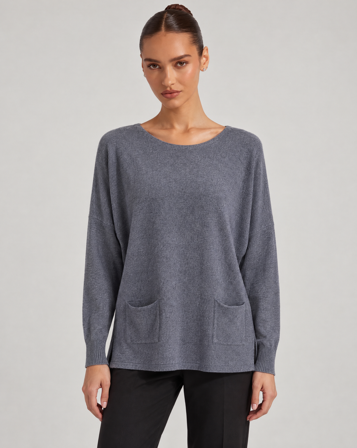 Maglia donna ampia con tasche grigio indossata da Polly 6, vista frontale