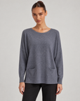 Maglia donna ampia con tasche grigio indossata da Polly 6, vista frontale