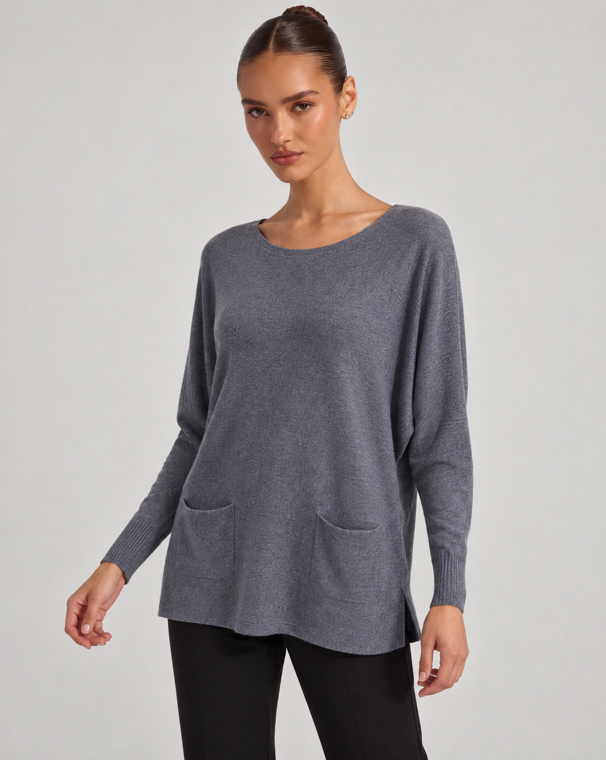 Maglia donna ampia con tasche grigio indossata da Polly 6, vista a tre quarti