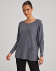 Maglia donna ampia con tasche grigio indossata da Polly 6, vista a tre quarti
