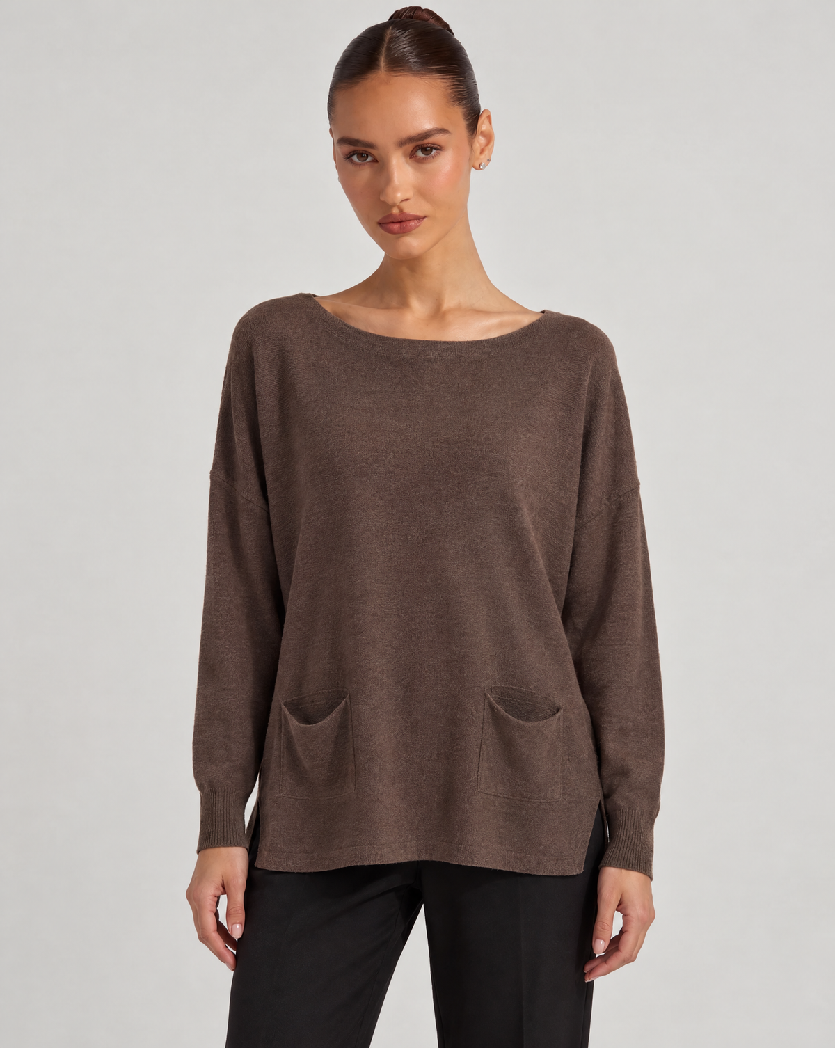 Maglia donna ampia con tasche marrone indossata da Polly 6, vista frontale
