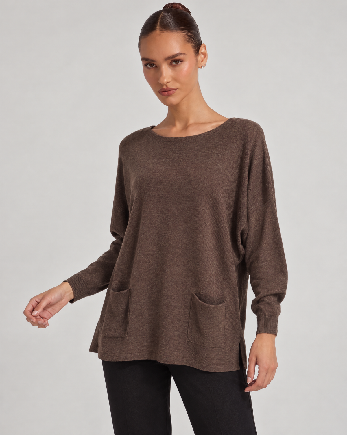Maglia donna ampia con tasche marrone indossata da Polly 6, vista a tre quarti