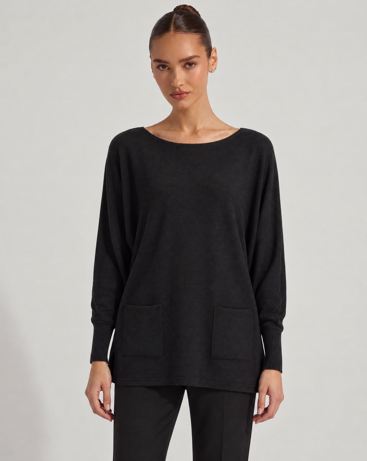 Maglia donna ampia con tasche nero indossata da Polly 6, vista frontale