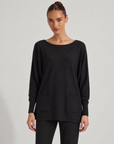 Maglia donna ampia con tasche nero indossata da Polly 6, vista frontale
