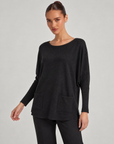 Maglia donna ampia con tasche nero indossata da Polly 6, vista a tre quarti