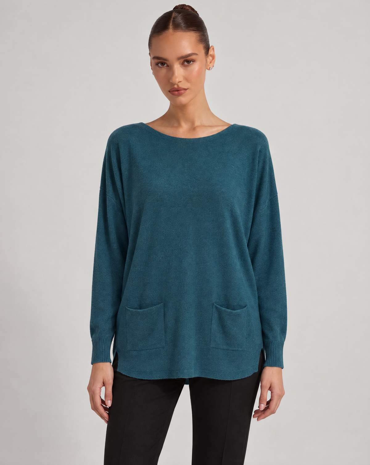 Maglia donna ampia con tasche ottanio indossata da Polly 6, vista frontale