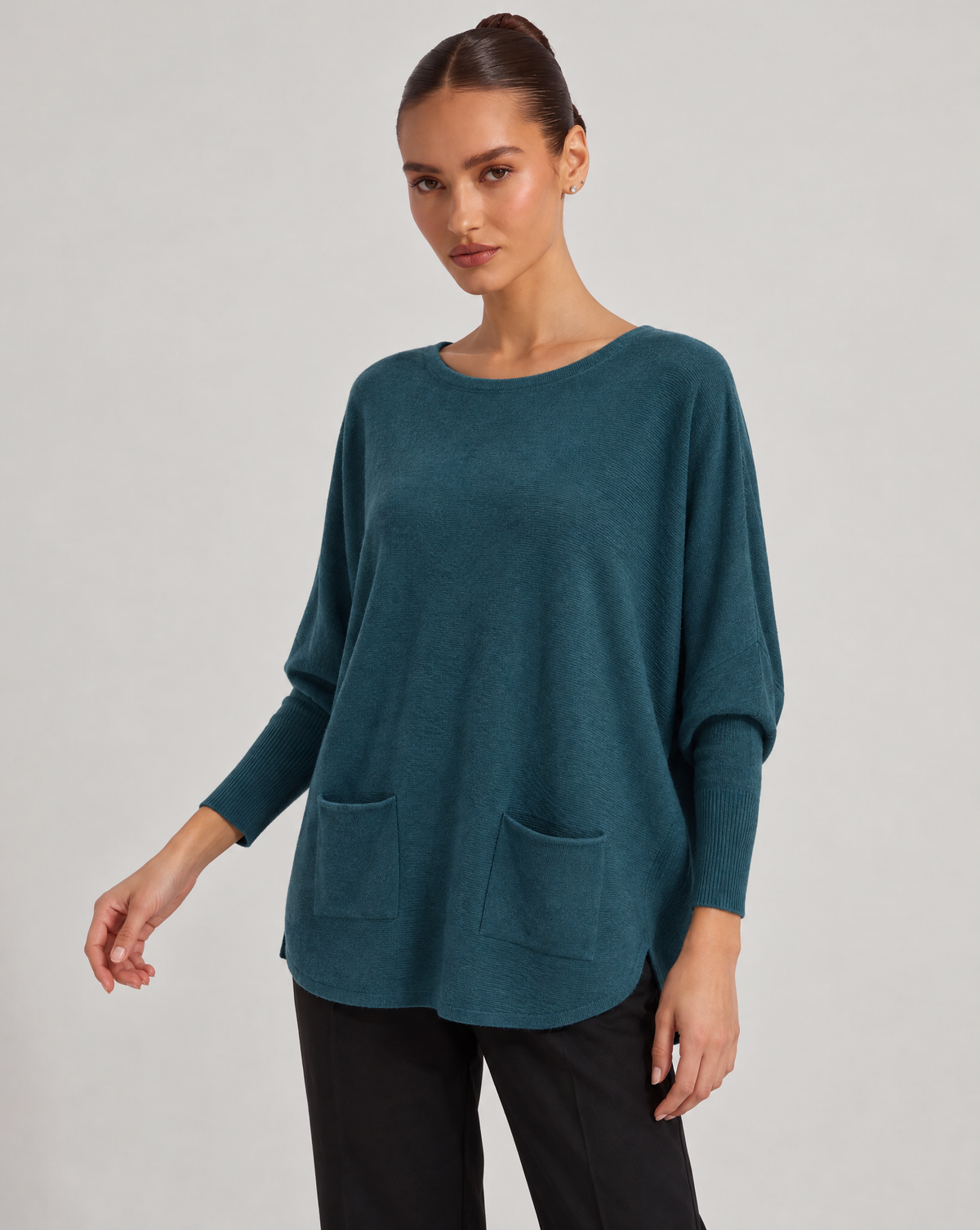 Maglia donna ampia con tasche ottanio indossata da Polly 6, vista a tre quarti
