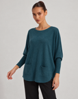 Maglia donna ampia con tasche ottanio indossata da Polly 6, vista a tre quarti