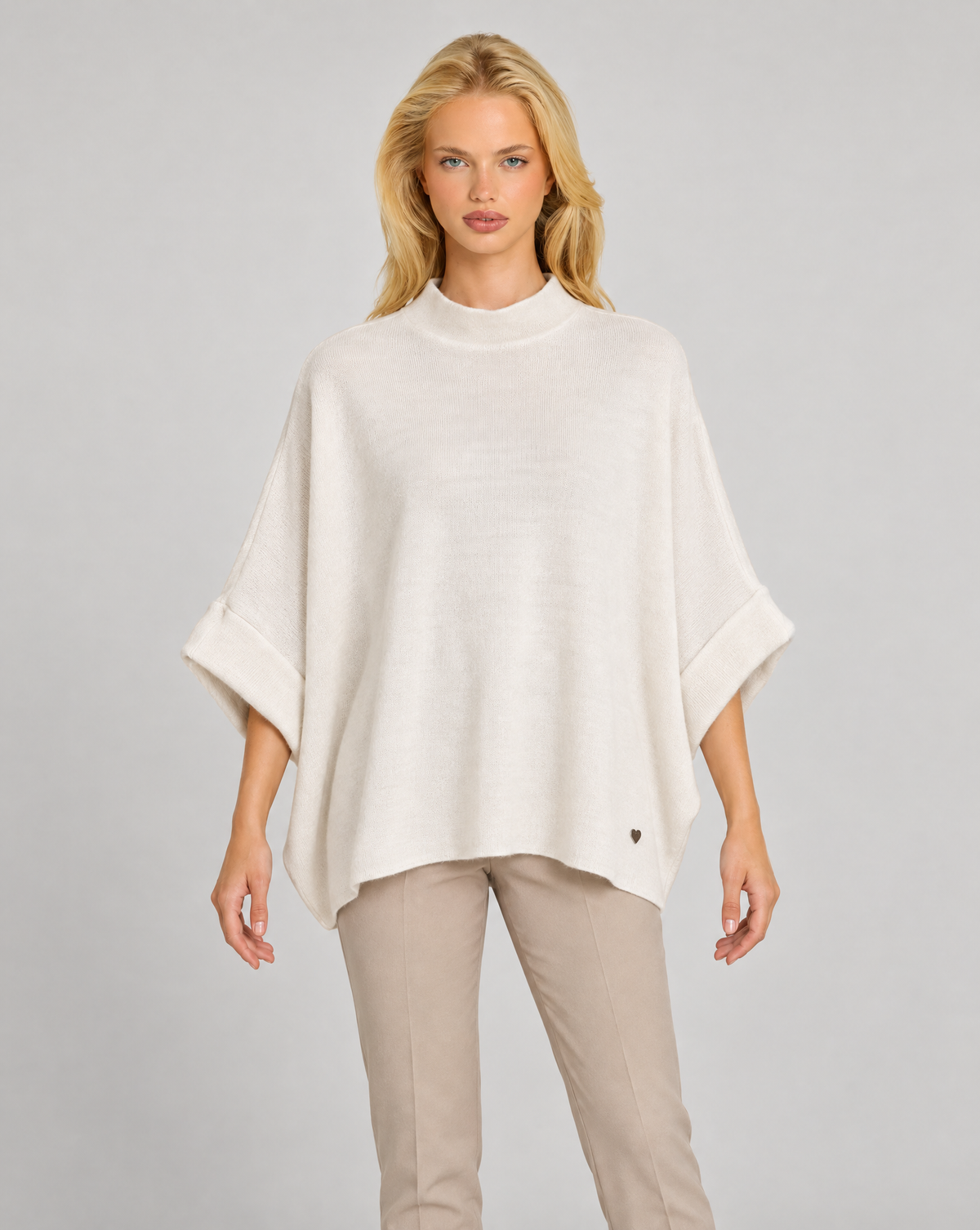 Maglia donna oversize bianco indossata da Polly 7 — vista frontale