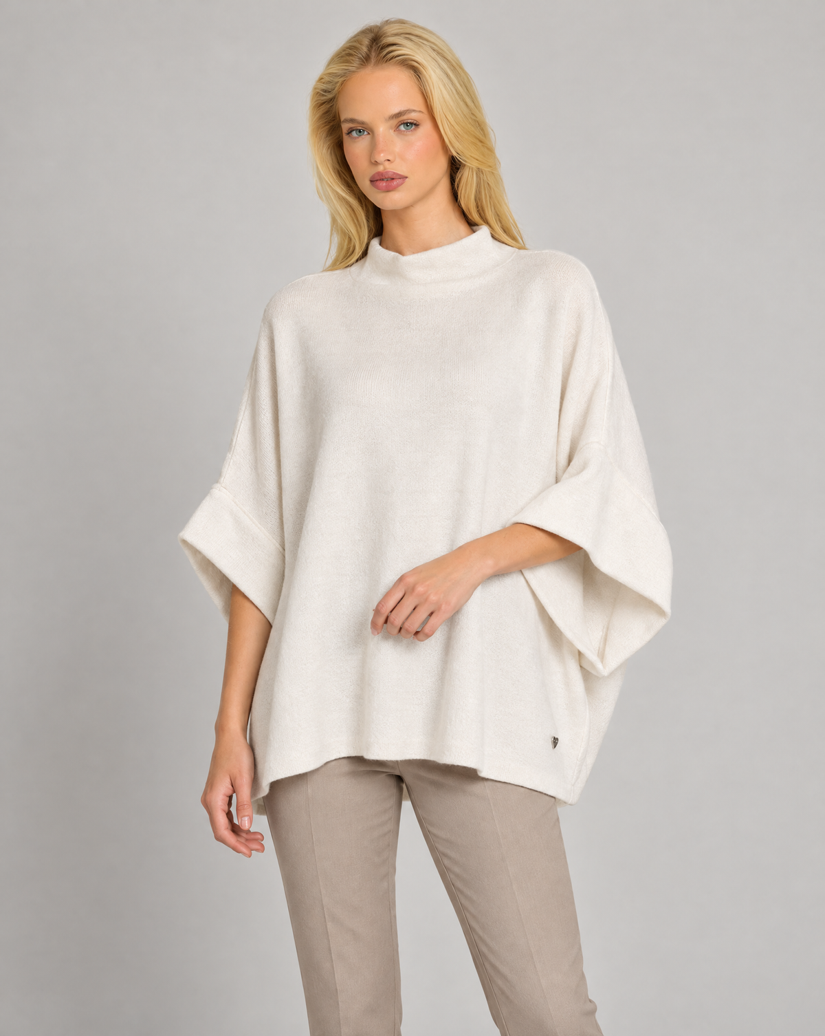 Maglia donna oversize bianco indossata da Polly 7 — vista di tre quarti
