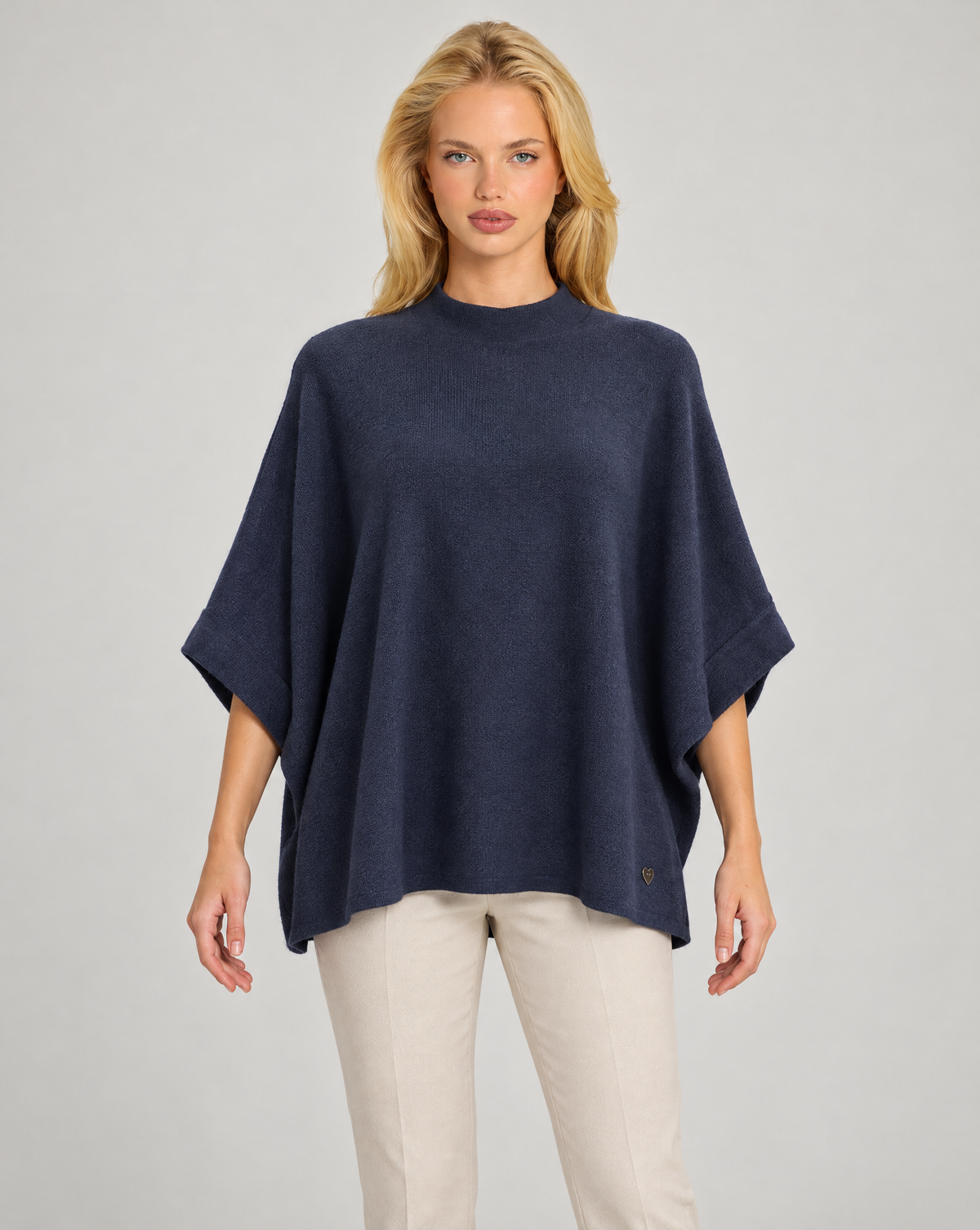 Maglia donna oversize blu indossata da Polly 7 — vista frontale