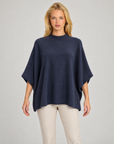 Maglia donna oversize blu indossata da Polly 7 — vista frontale