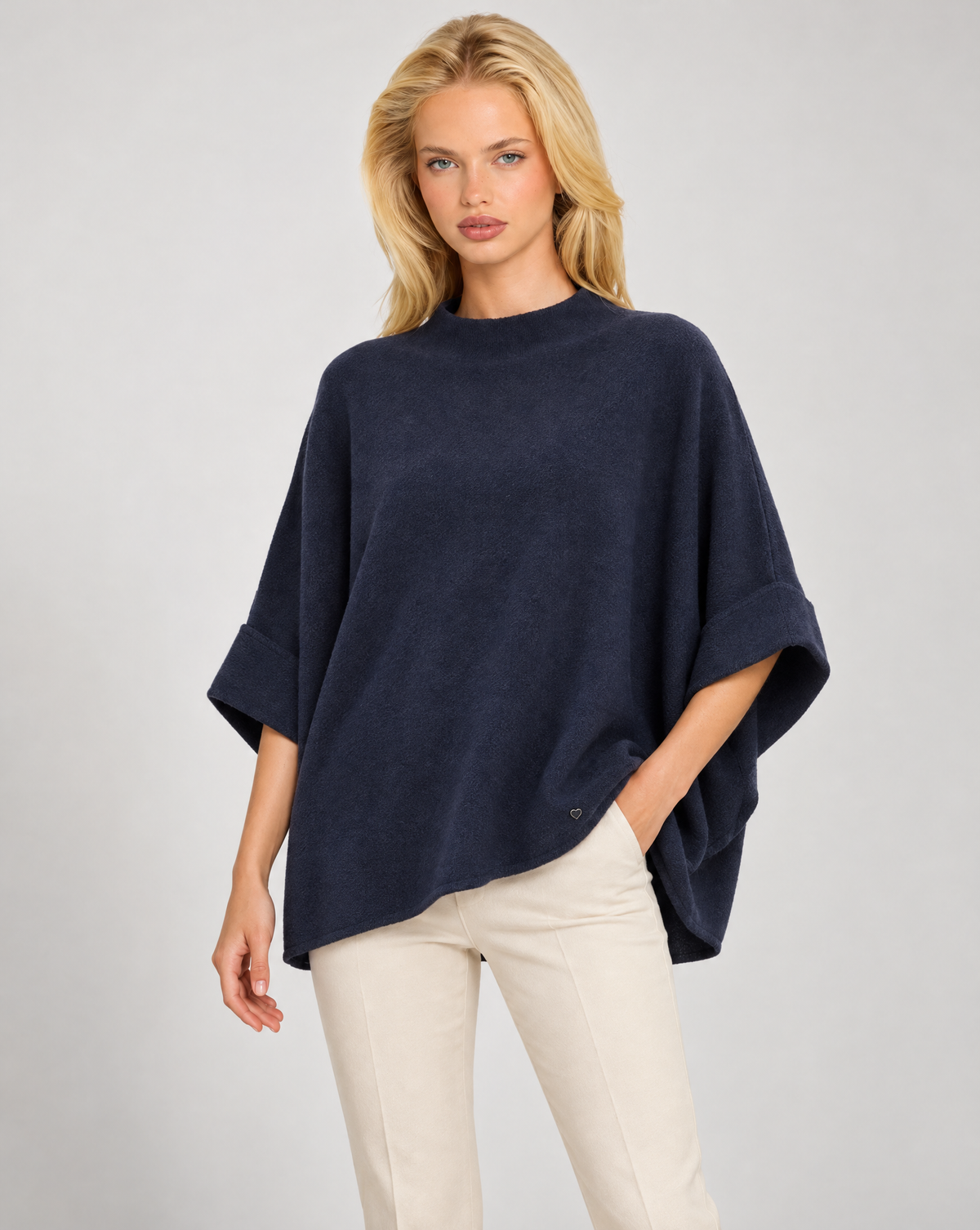 Maglia donna oversize blu indossata da Polly 7 — vista di tre quarti