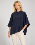 Maglia donna oversize blu indossata da Polly 7 — vista di tre quarti