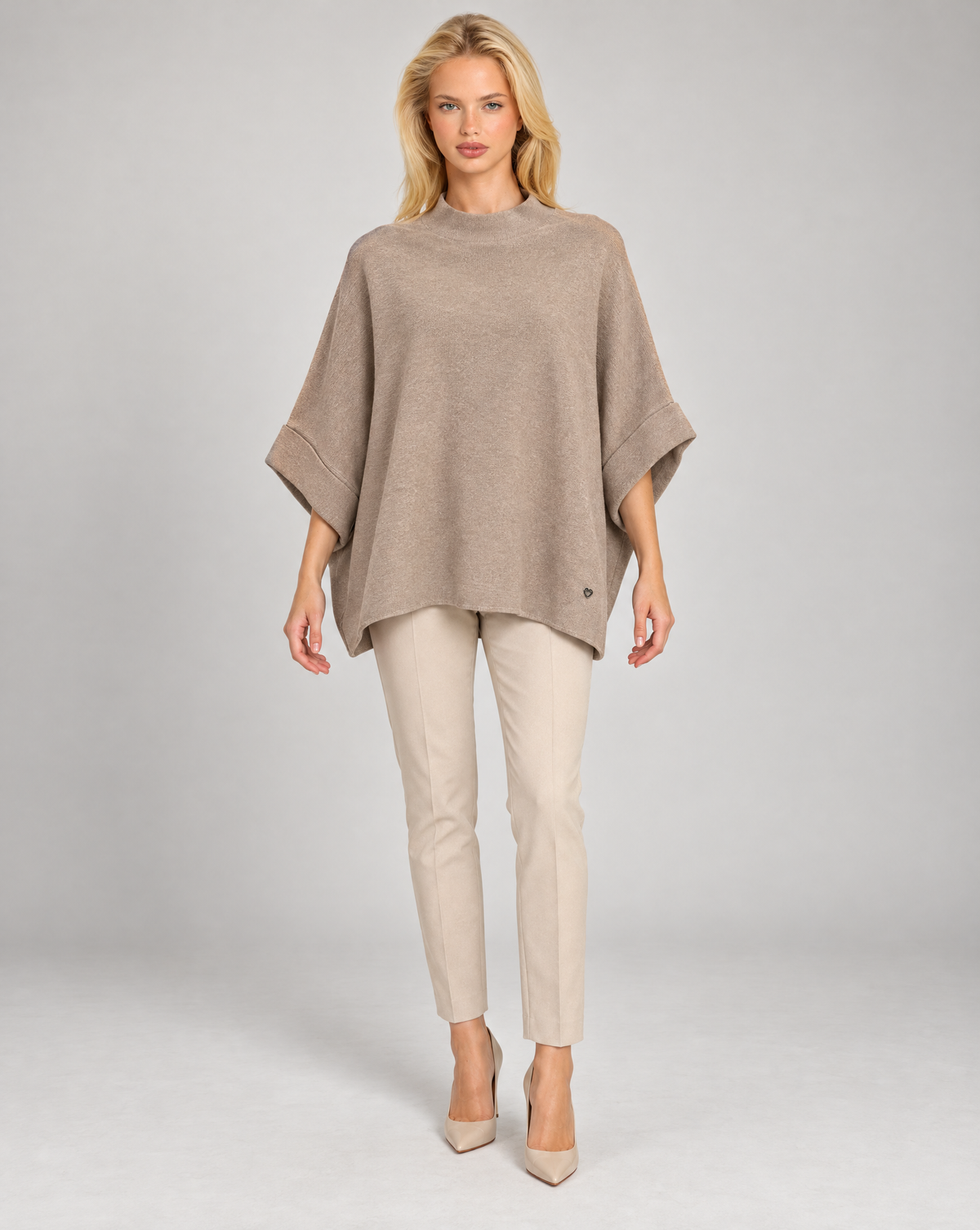 Maglia donna oversize camel indossata da Polly 7 — vista frontale
