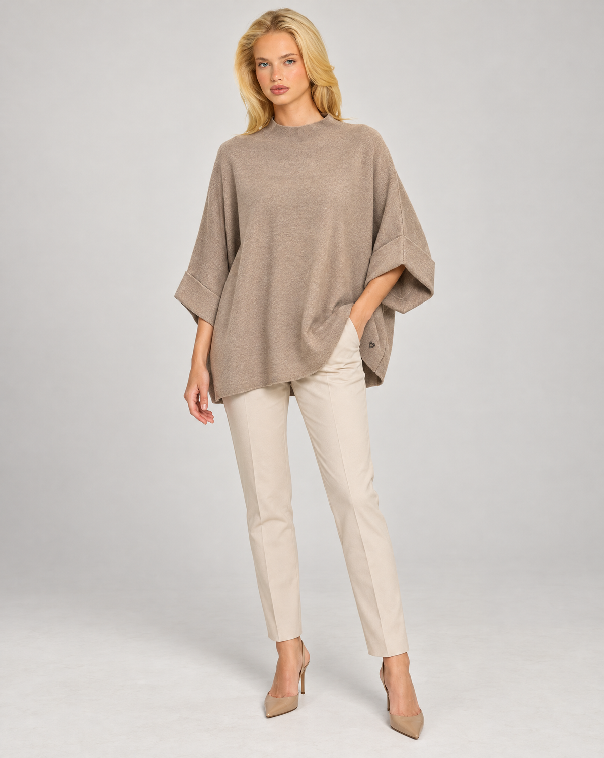 Maglia donna oversize camel indossata da Polly 7 — vista di tre quarti