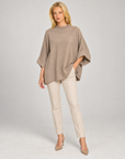 Maglia donna oversize camel indossata da Polly 7 — vista di tre quarti