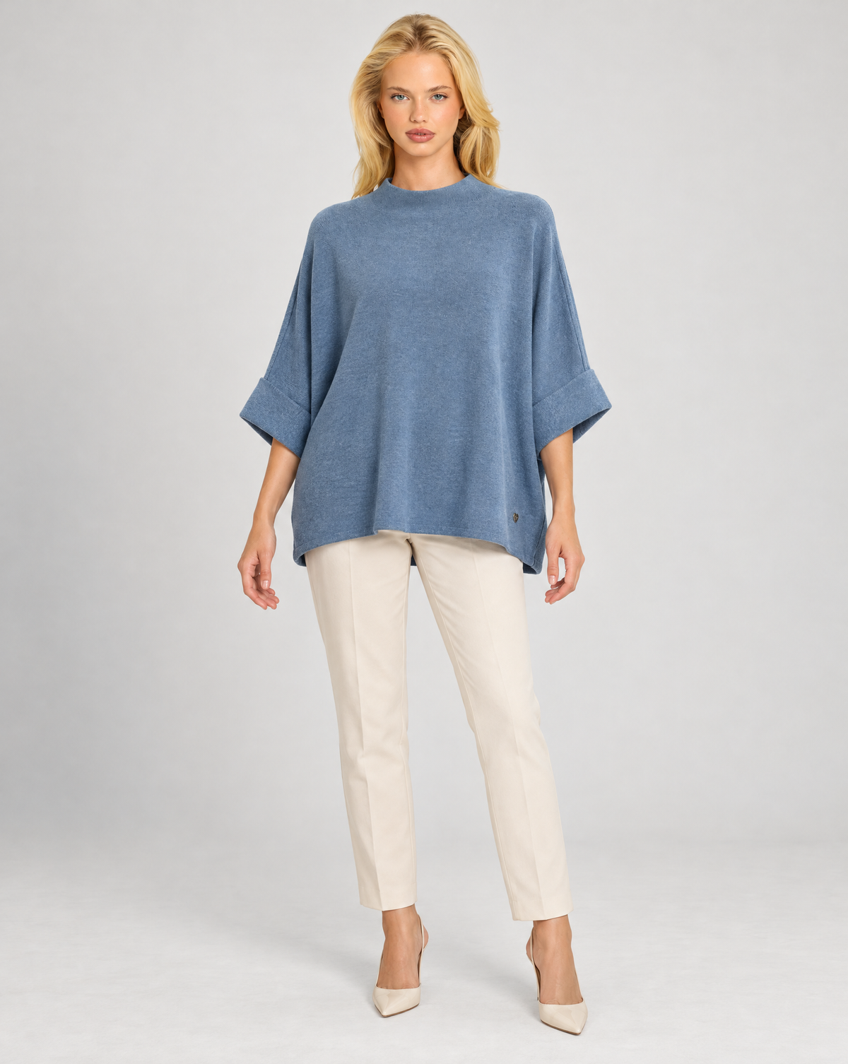Maglia donna oversize jeans indossata da Polly 7 — vista frontale