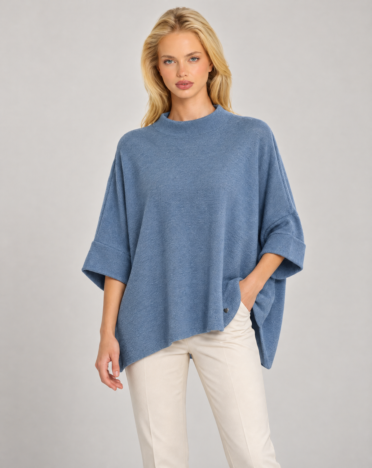 Maglia donna oversize jeans indossata da Polly 7 — vista di tre quarti