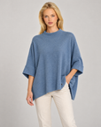 Maglia donna oversize jeans indossata da Polly 7 — vista di tre quarti