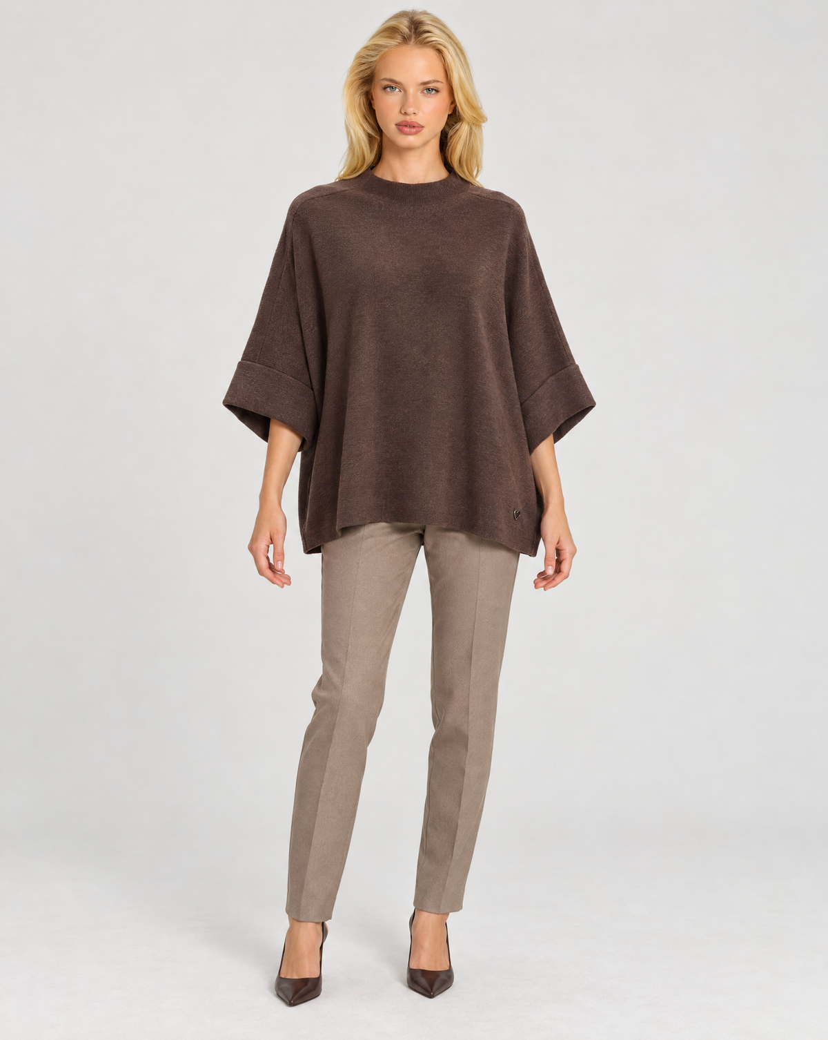Maglia donna oversize marrone indossata da Polly 7 — vista frontale