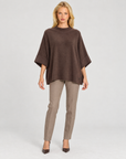 Maglia donna oversize marrone indossata da Polly 7 — vista frontale