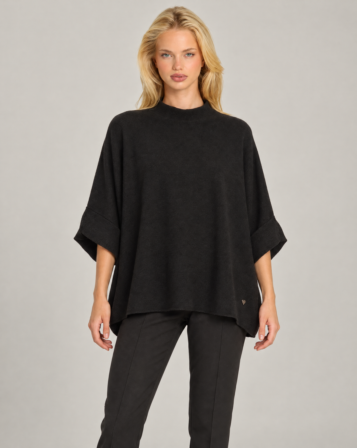 Maglia donna oversize nero indossata da Polly 7 — vista frontale