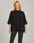 Maglia donna oversize nero indossata da Polly 7 — vista frontale