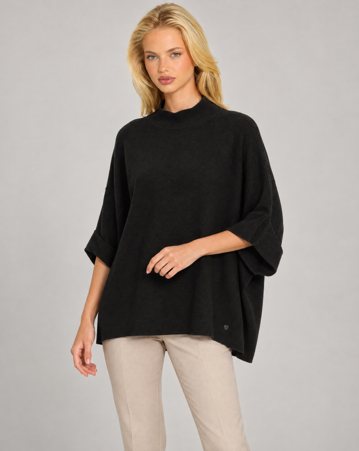 Maglia donna oversize nero indossata da Polly 7 — vista di tre quarti