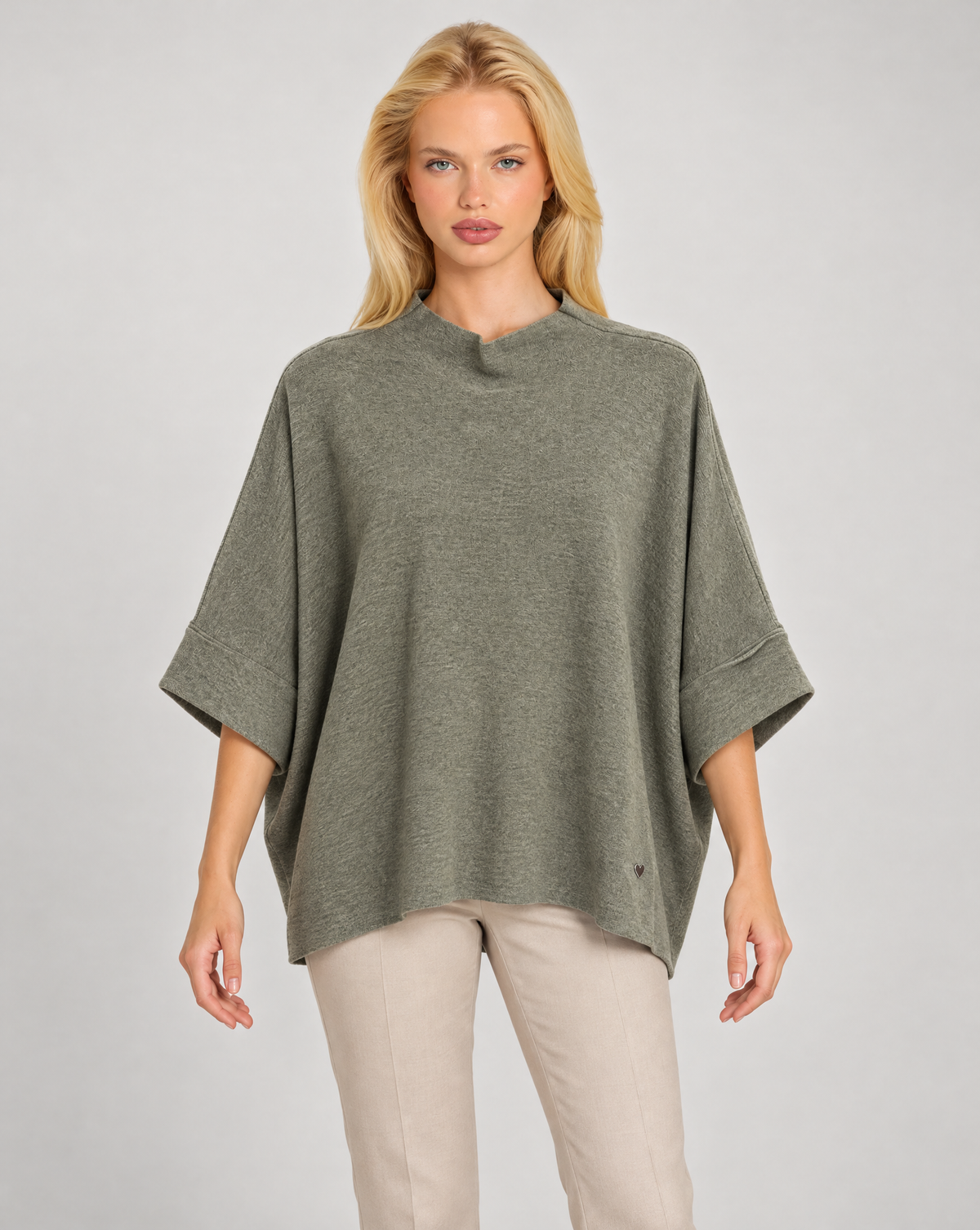 Maglia donna oversize verde indossata da Polly 7 — vista frontale