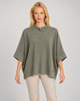 Maglia donna oversize verde indossata da Polly 7 — vista frontale
