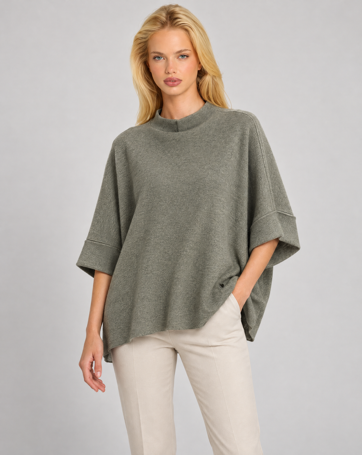 Maglia donna oversize verde indossata da Polly 7 — vista di tre quarti