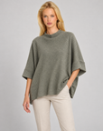Maglia donna oversize verde indossata da Polly 7 — vista di tre quarti