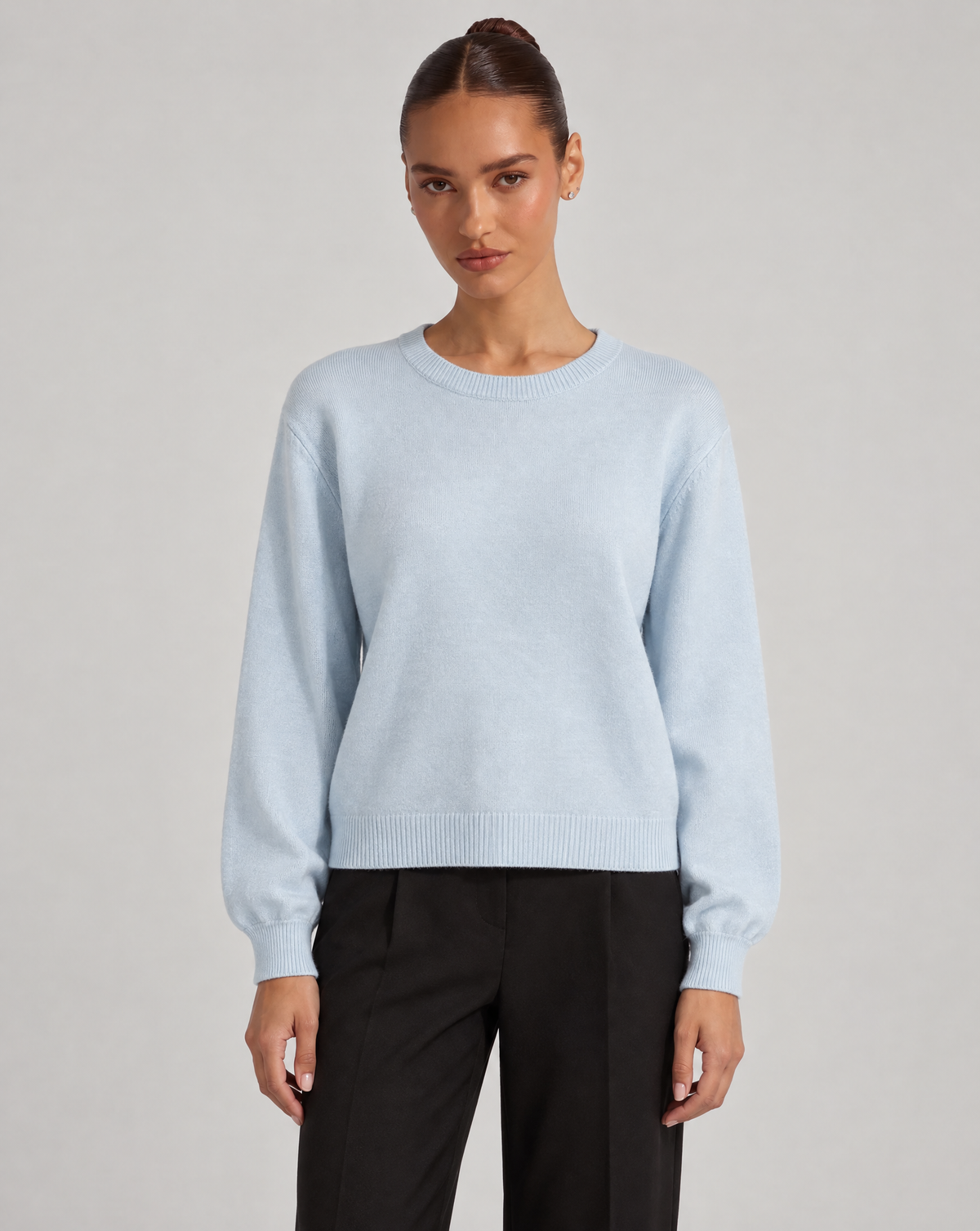 Maglia girocollo azzurro indossata da Polly 6, vista frontale