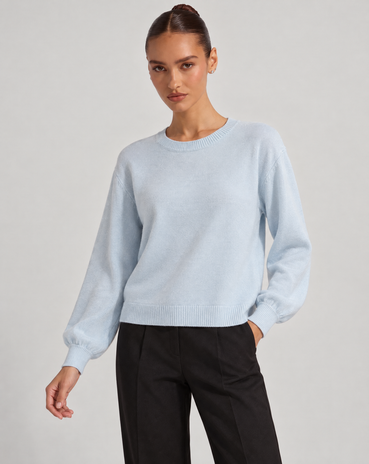 Maglia girocollo azzurro indossata da Polly 6, vista a tre quarti