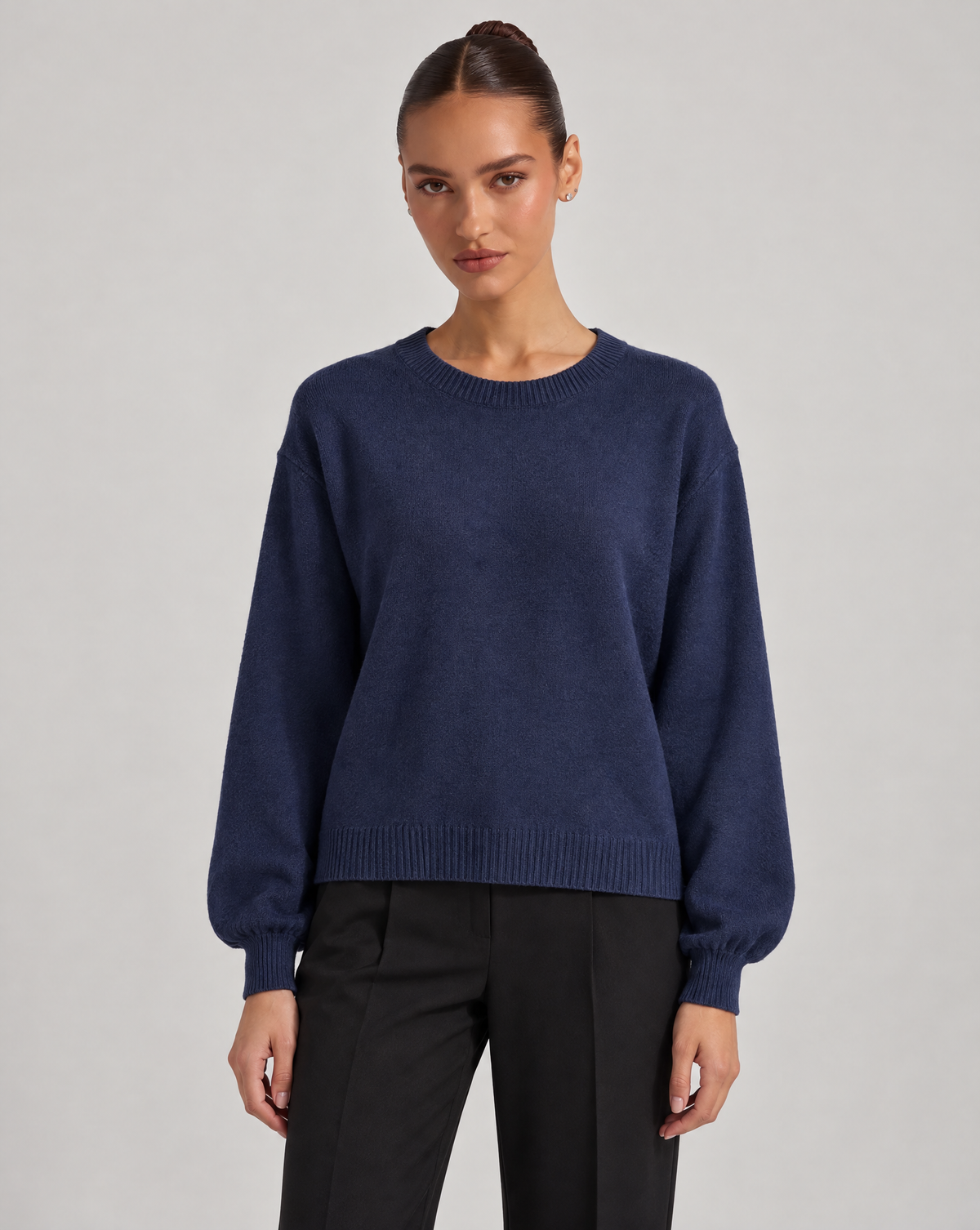 Maglia girocollo blu indossata da Polly 6, vista frontale