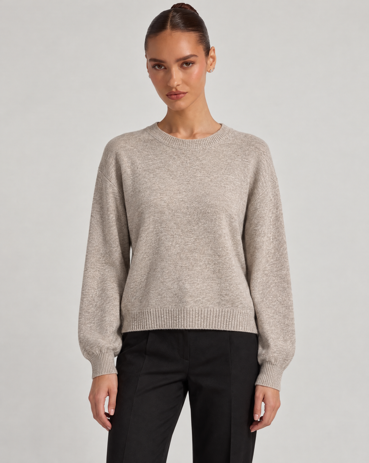 Maglia girocollo fango indossata da Polly 6, vista frontale