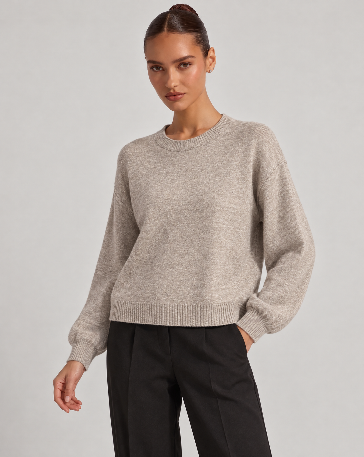 Maglia girocollo fango indossata da Polly 6, vista a tre quarti