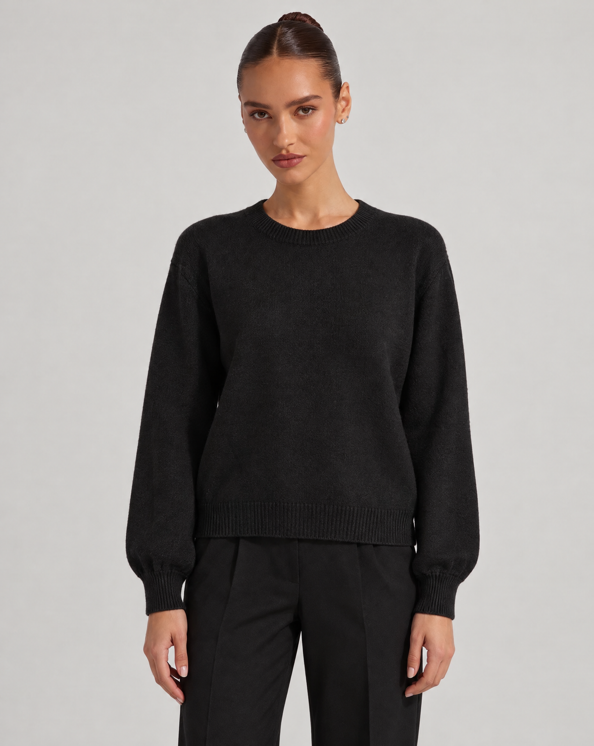 Maglia girocollo nero indossata da Polly 6, vista frontale