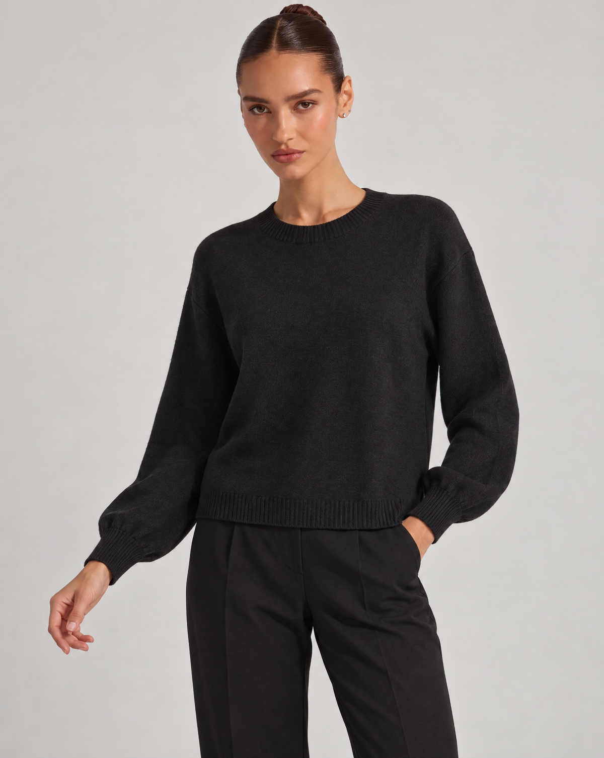 Maglia girocollo nero indossata da Polly 6, vista a tre quarti
