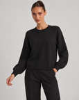 Maglia girocollo nero indossata da Polly 6, vista a tre quarti