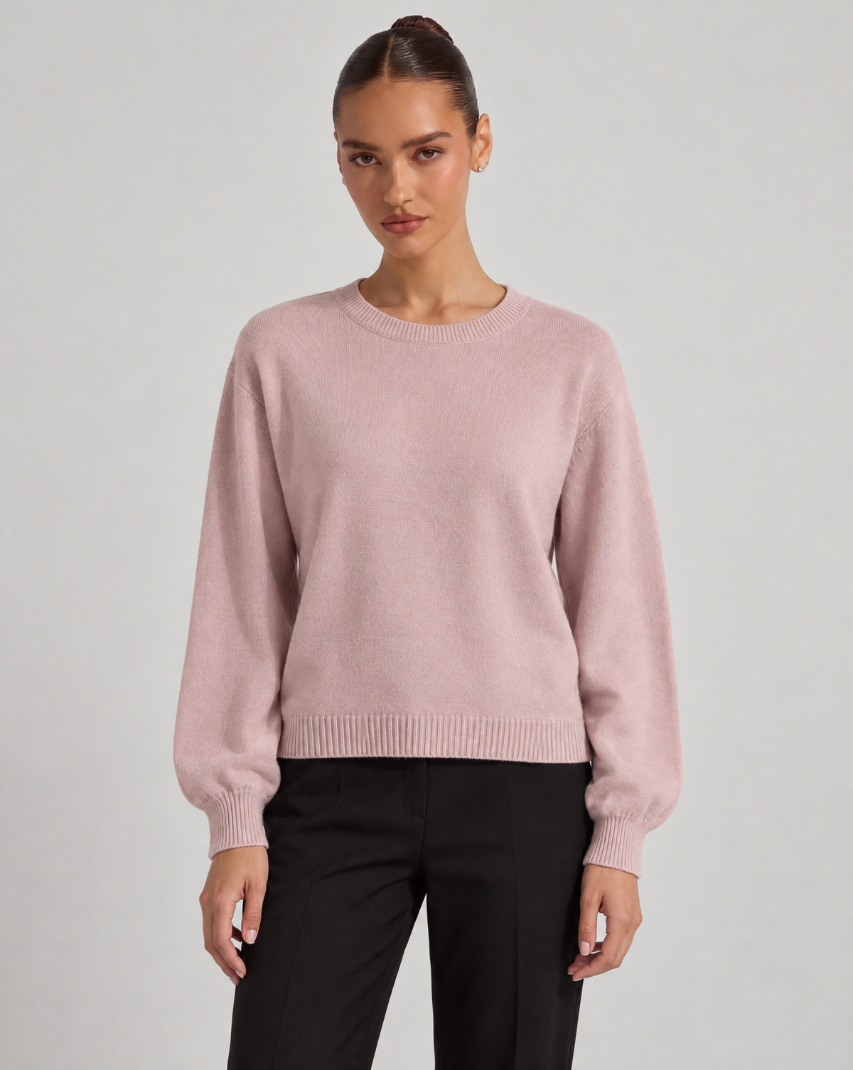 Maglia girocollo rosa indossata da Polly 6, vista frontale