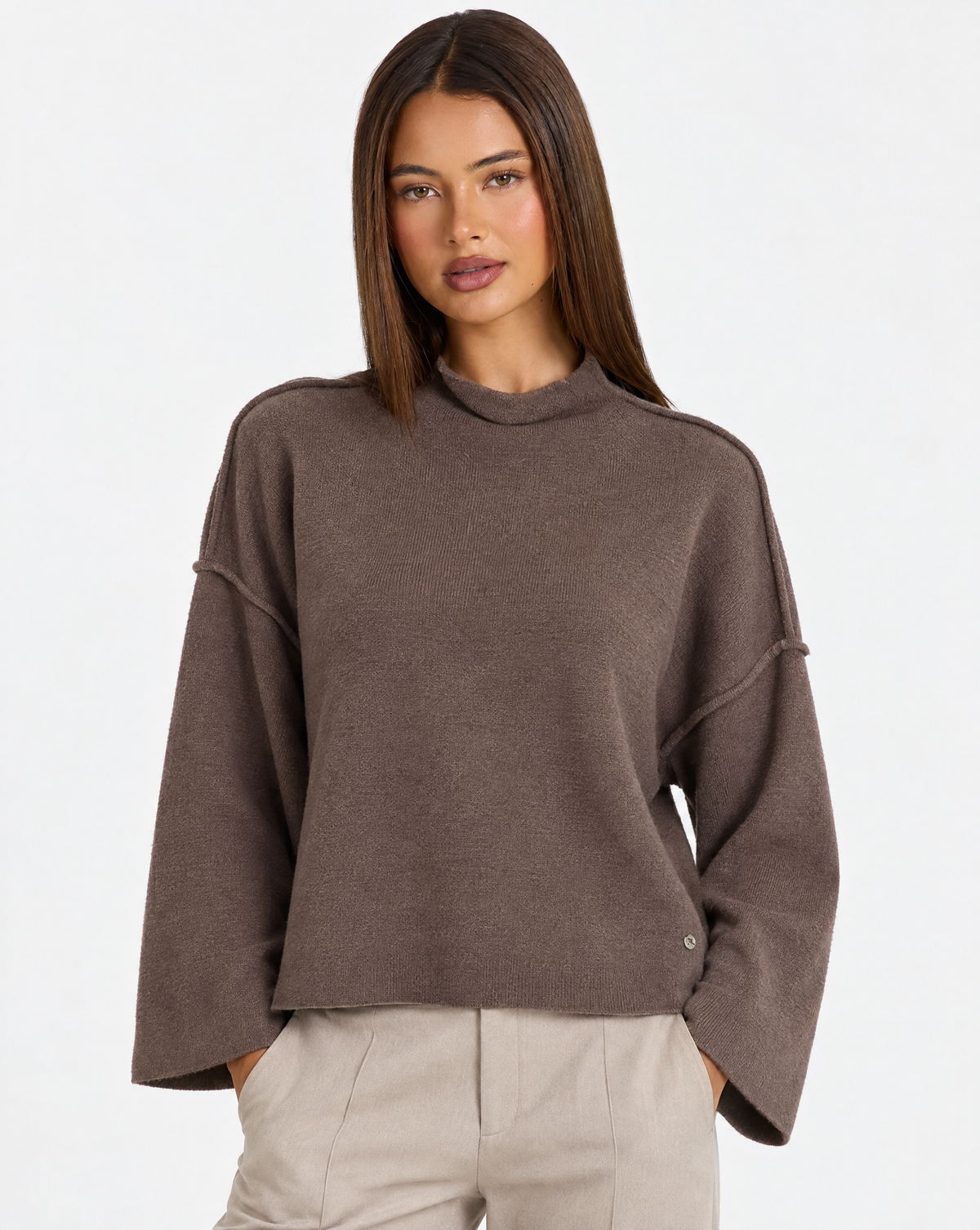 Maglia donna collo rialzato marrone — dettaglio con Polly 4