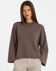Maglia donna collo rialzato marrone — dettaglio con Polly 4
