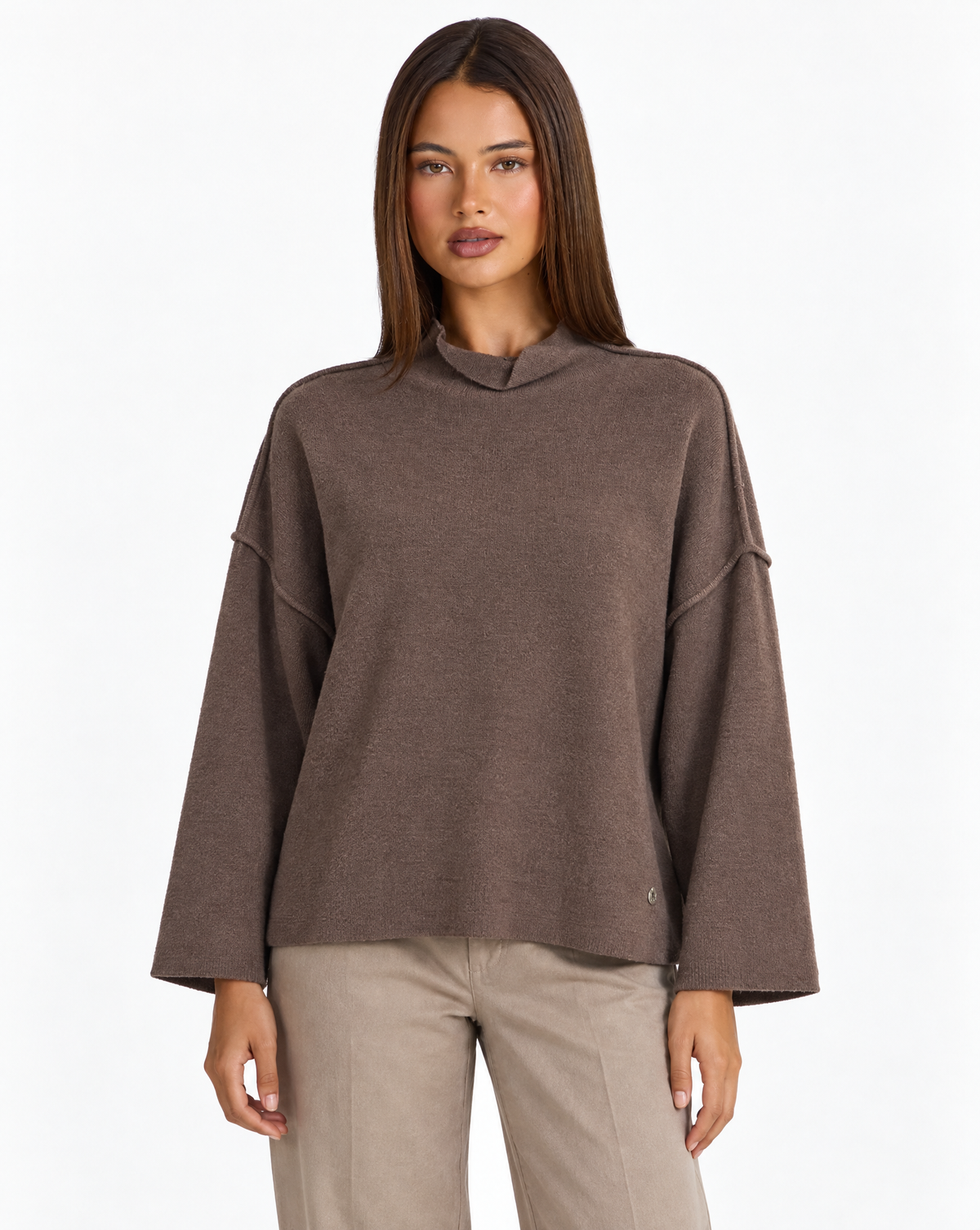 Maglia donna collo rialzato marrone — frontale con Polly 4