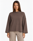 Maglia donna collo rialzato marrone — frontale con Polly 4